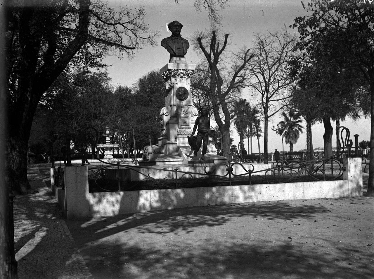 Monumento a Eduardo Coelho no jardim de São Pedro