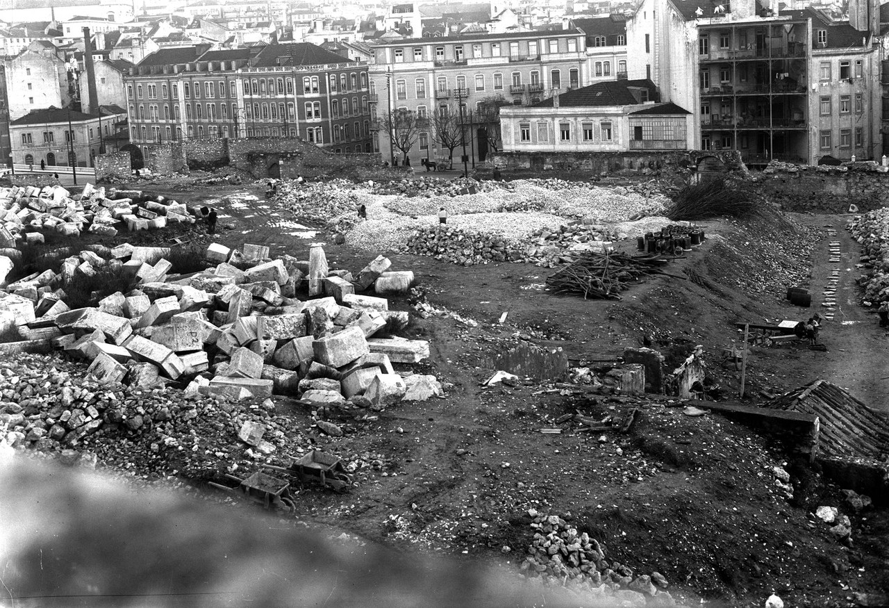 Obras municipais em terrenos junto da entrada prin