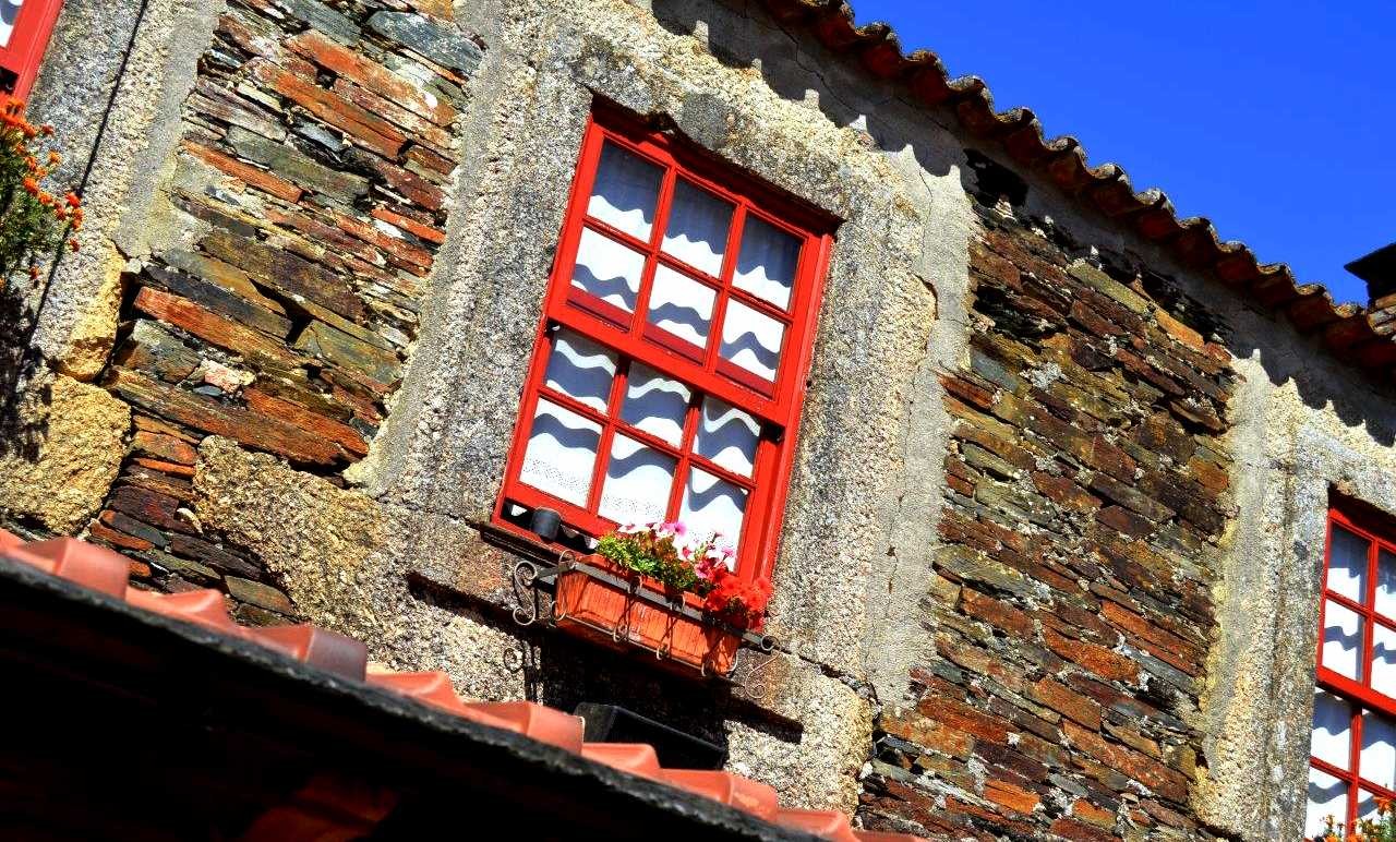Pormenor de Casa Rural da aldeia de Quintandona, P
