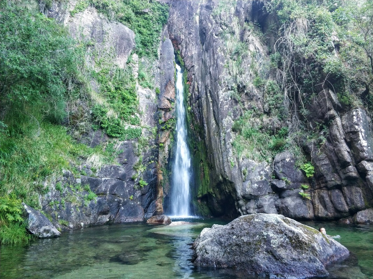 Outra vista sobre a cascata.jpeg