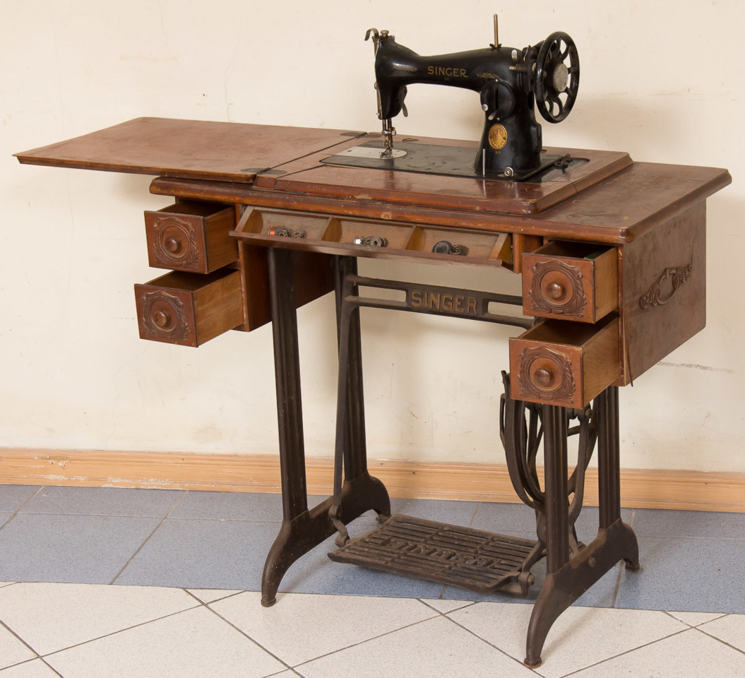 Máquina de costura Singer com corpo e pedal em fe