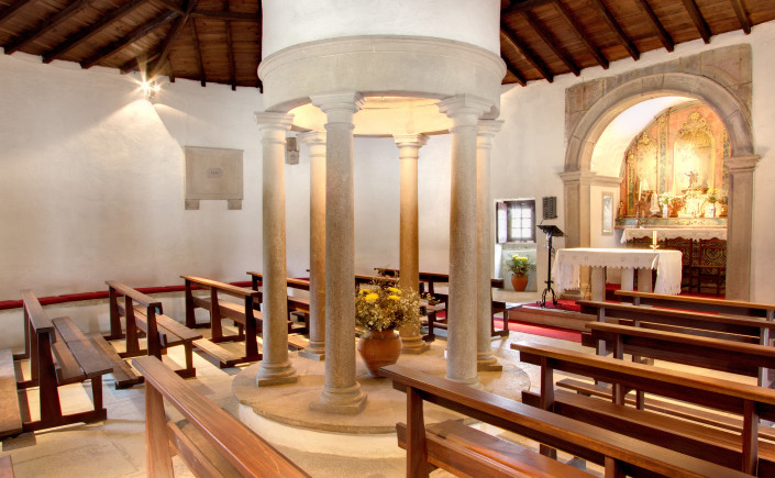Capela São Mamede Janas - interior.jpg