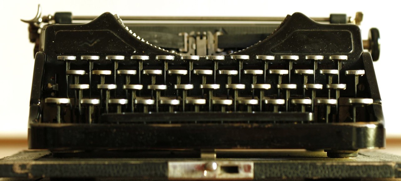typewriter-472845_1920.jpg