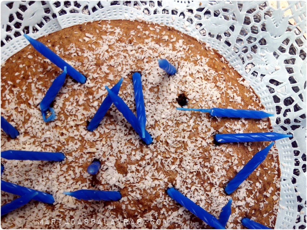 Bolo de aniversário do Moço com velas derretidas - Maria das Palavras