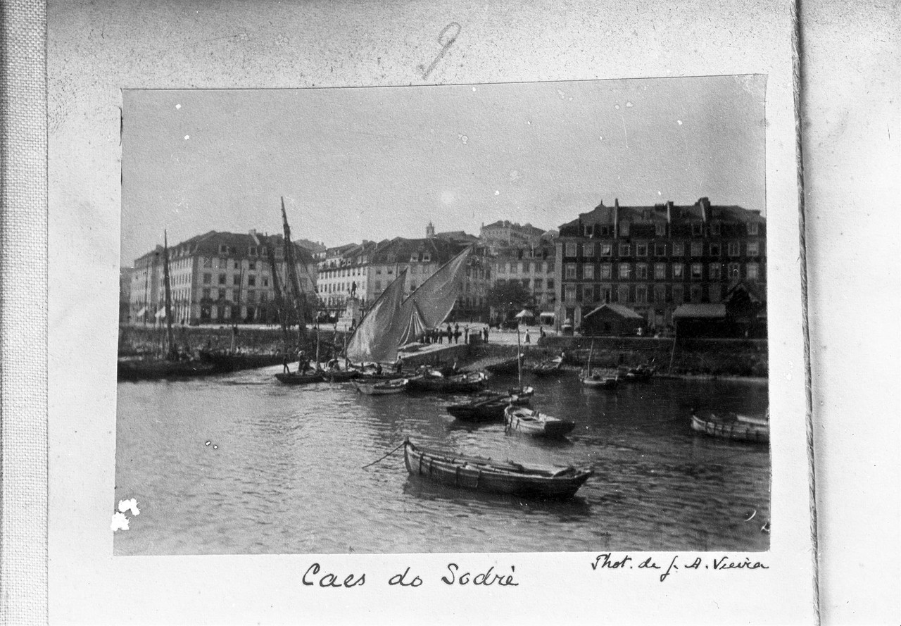 Panorâmica tirada do Tejo sobre o Cais do Sodré,