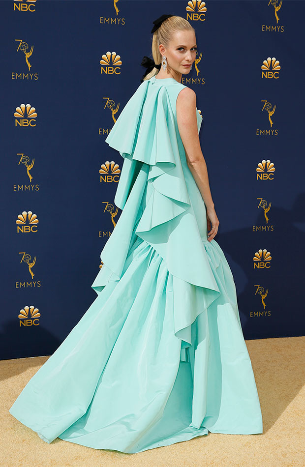 premios-emmy-2018-alfombra-roja-celebrities-poppy-