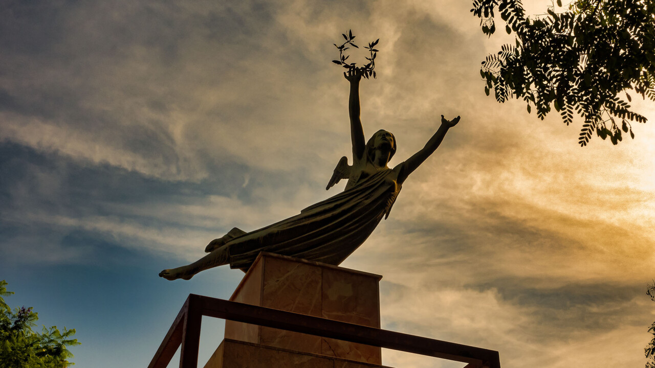 Murcia escultura junto ao rio.jpg