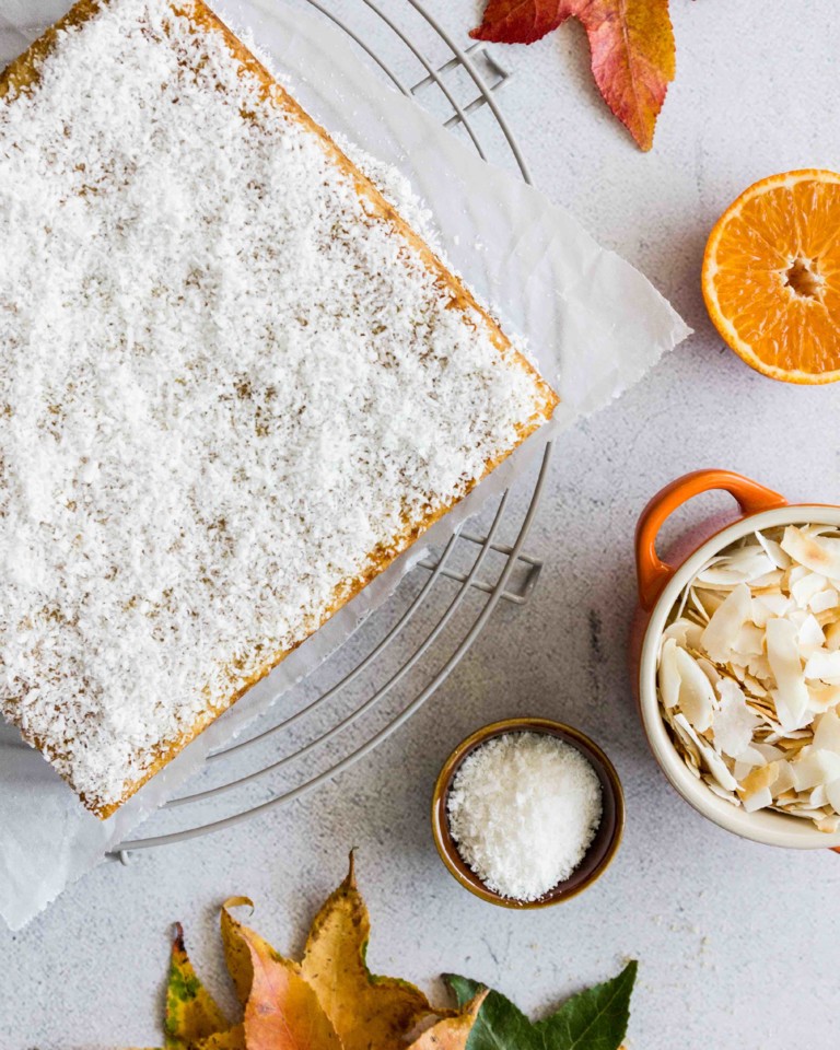 Bolo de coco, manga e clementina