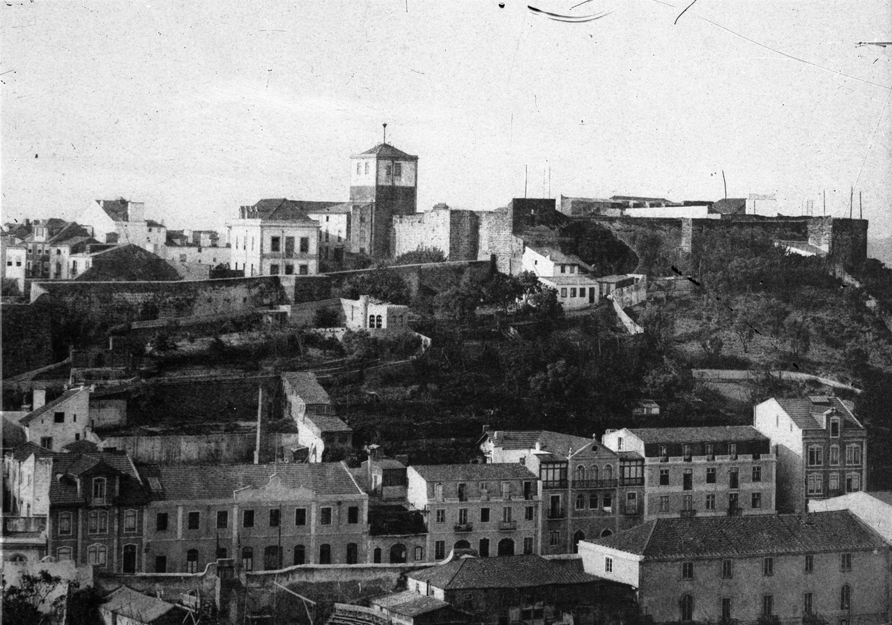 Panorâmica sobre a encosta do castelo de São Jor Panorâmica sobre a encosta do castelo de São Jor