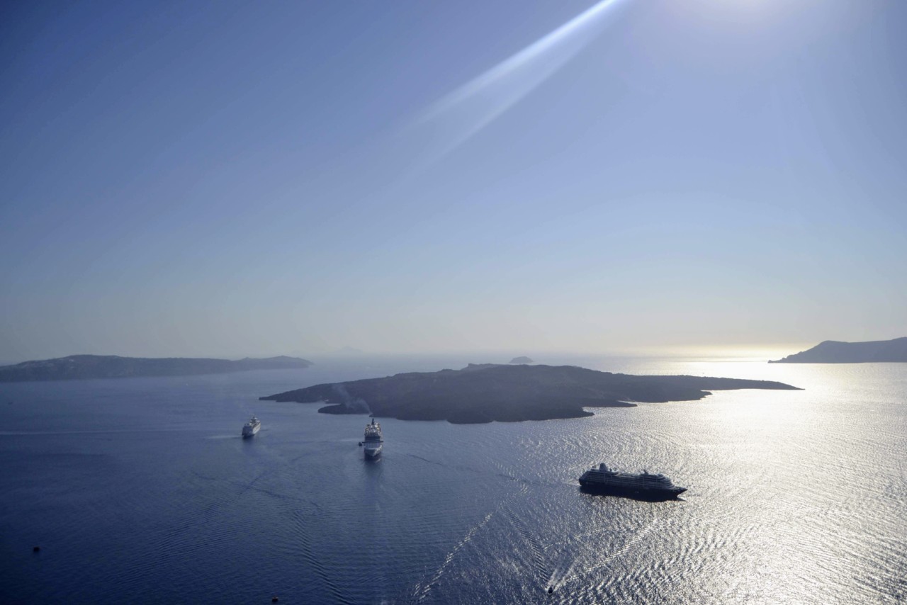 Vistas sobre o mar em Santorini.JPG