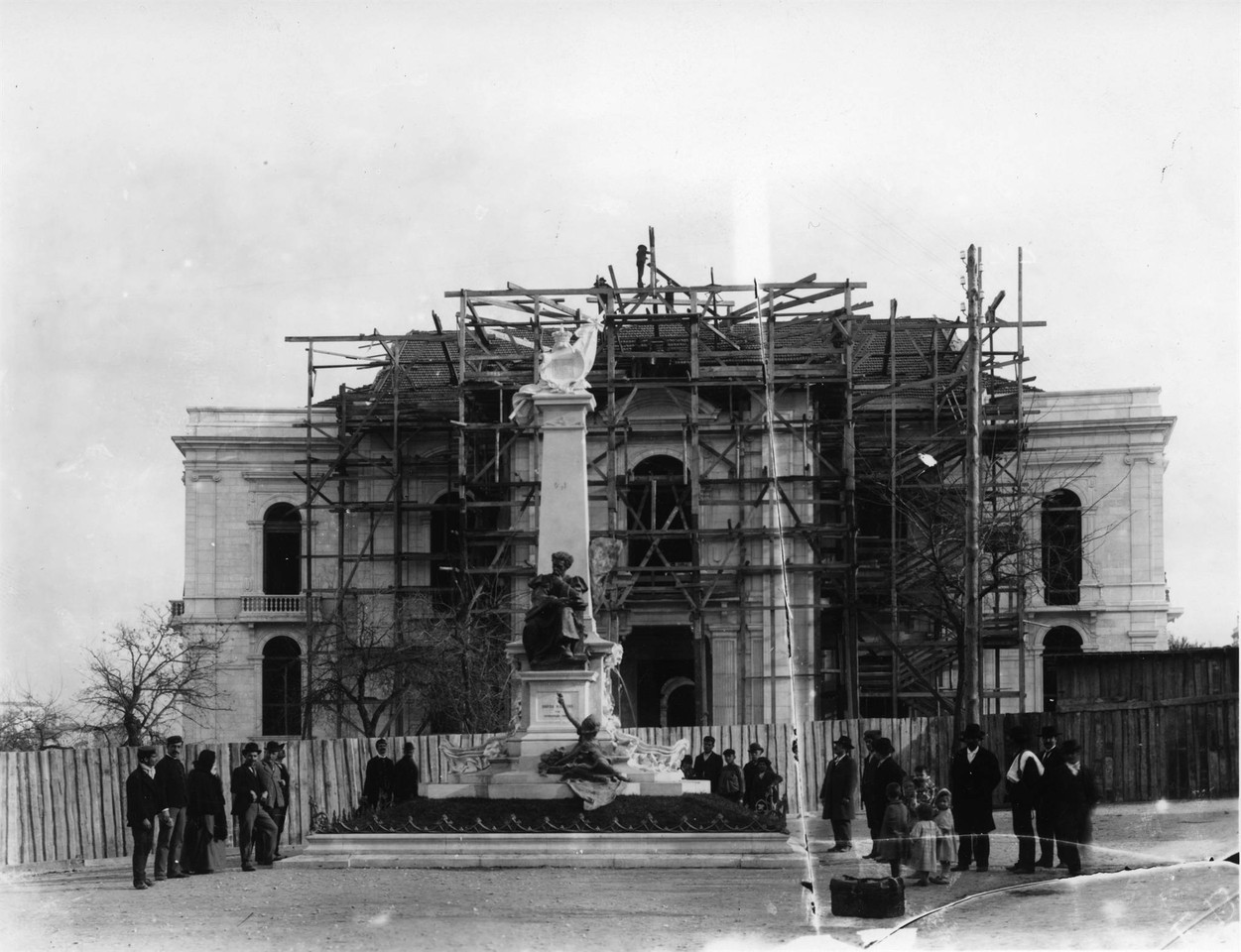 Construção da Escola Médica, e o antigo monumen
