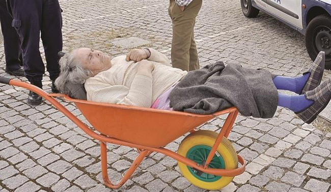 Idosa Carro de Mão.jpg Idosa Carro de Mão.jpg