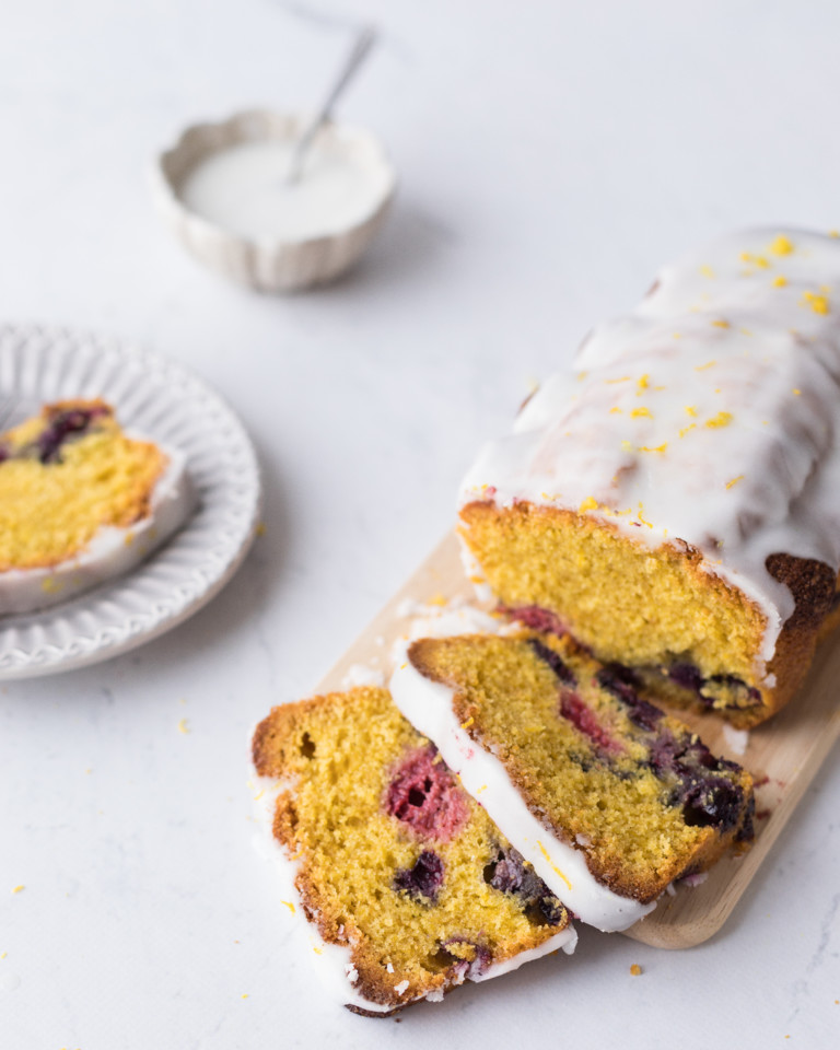 Pound cake de mirtilos e framboesas