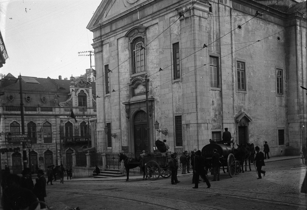 Igreja do Socorro e teatro Apolo, em primeiro plan
