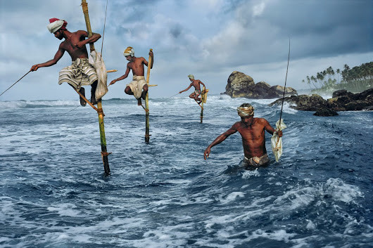 Pescadores en Weligama, Sri Lanka. Foto © Steve M