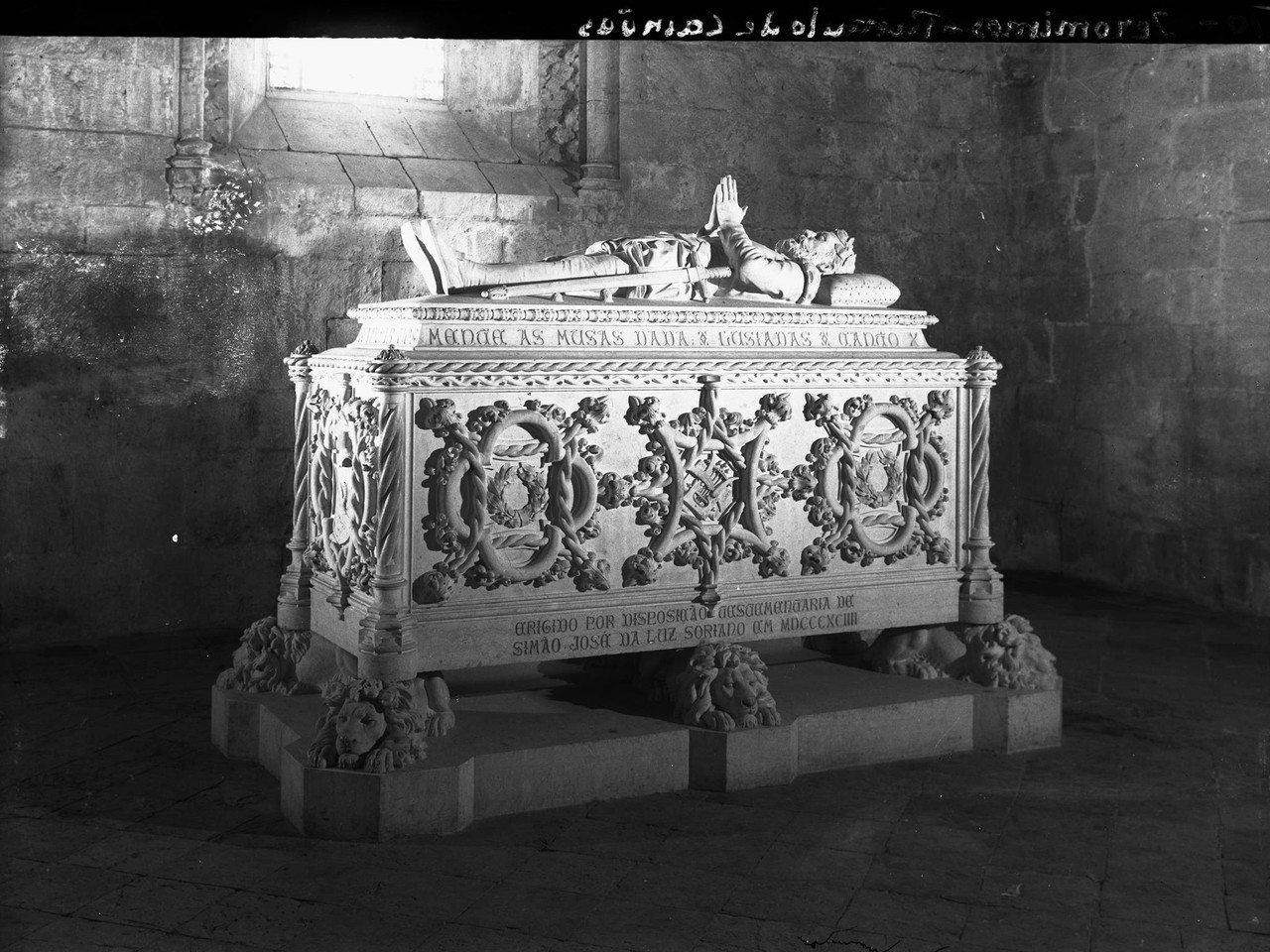 Mosteiro dos Jerónimos, túmulo de Luís de Camõ Mosteiro dos Jerónimos, túmulo de Luís de Camõ