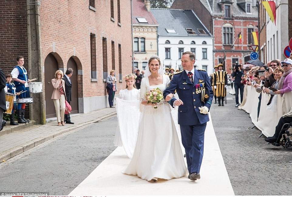 3573369E00000578-3649052-Villagers_lined_the_stree