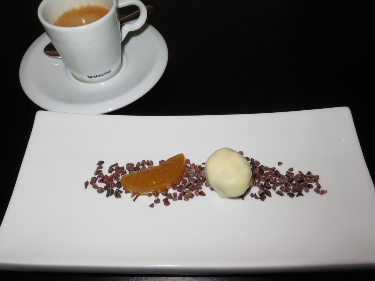 Café Nespresso, goma de maracujá e trufa de chocolate 