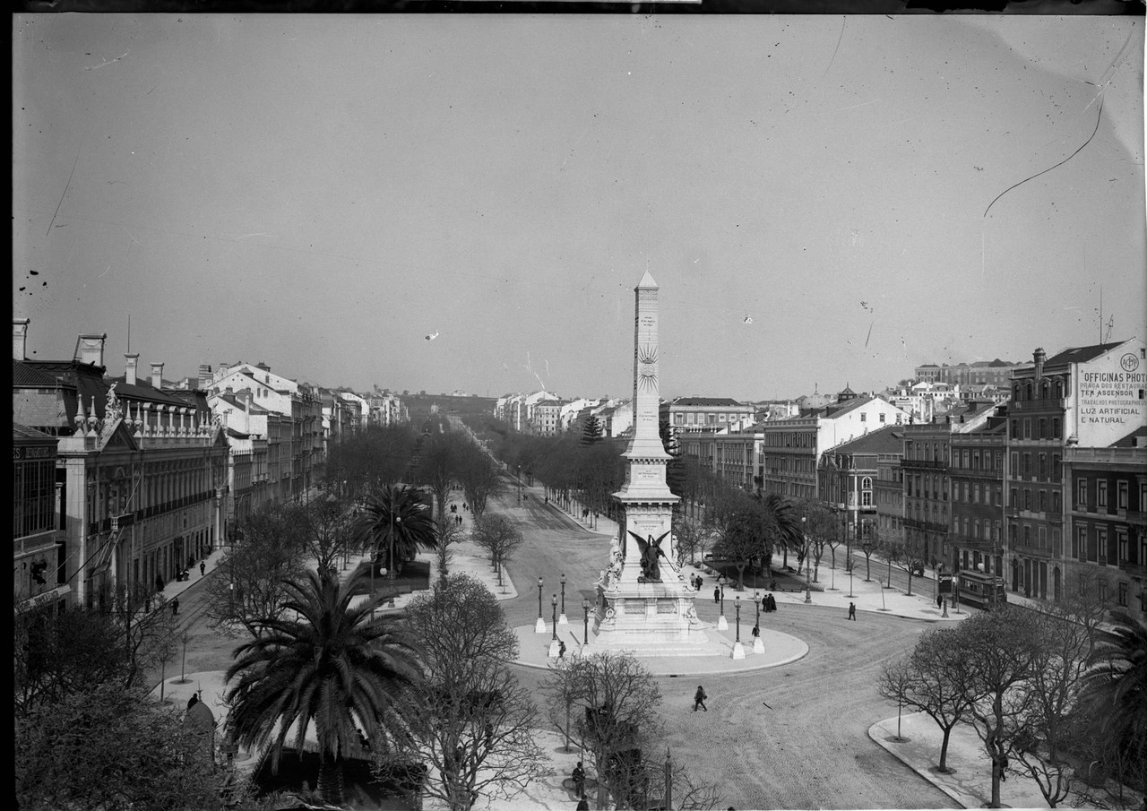 Monumento aos Restauradores e panorâmica da aveni
