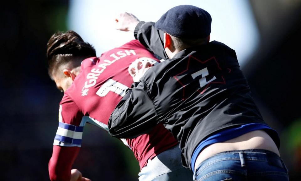 Agressão durante o dérbi de Birmingham Agressão durante o dérbi de Birmingham