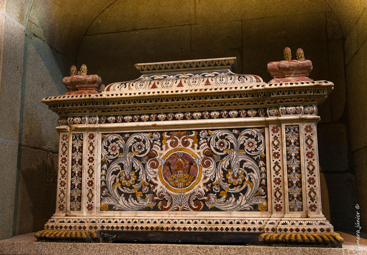 Mosaico da tradução do corpo de são marcos na porta da fachada de