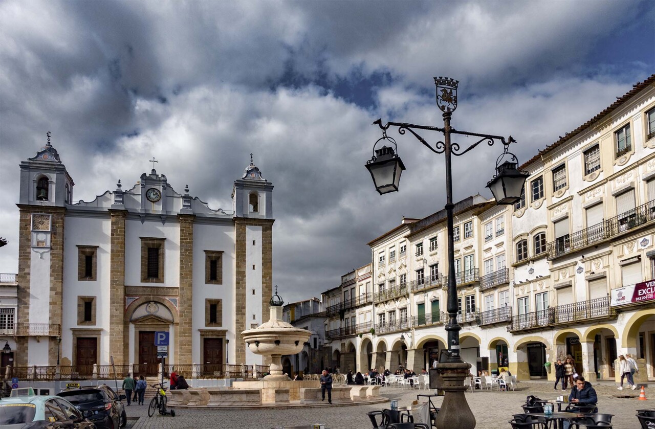 Centro histórico Évora praça do Giraldo.jpg