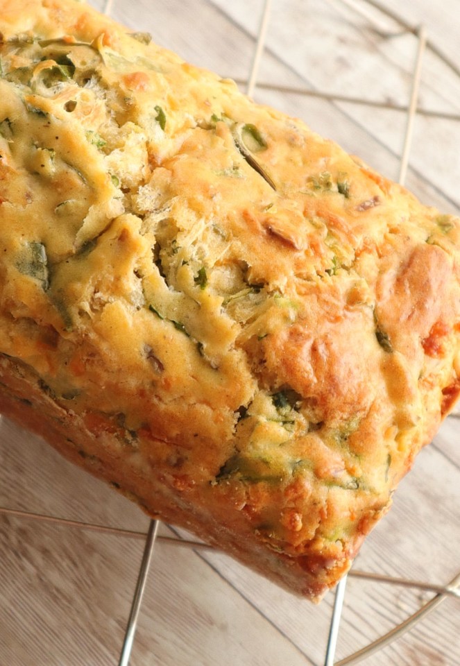 bolo de rúcula, queijo e nozes