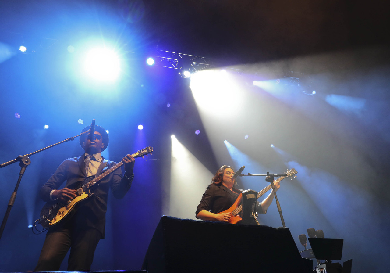 Ana Carolina e Seu Jorge capa Ana Carolina e Seu Jorge capa