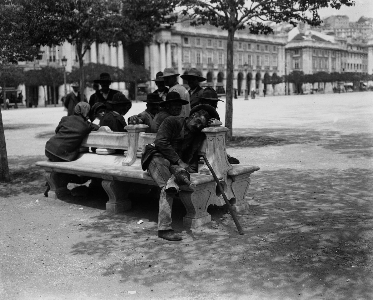 Ociosos na praça do Comércio, 1907, foto de Josh