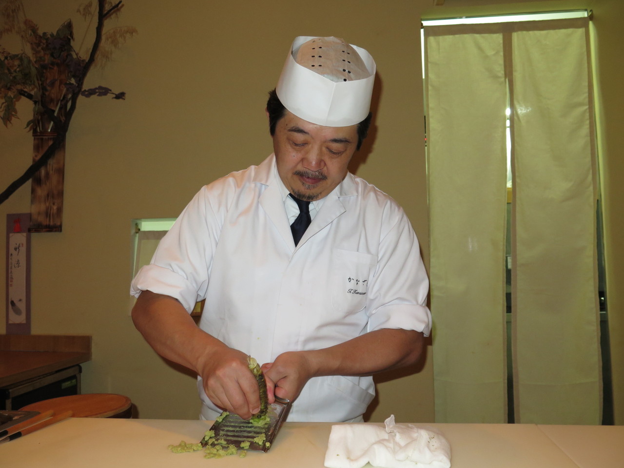 Tomoaki Kanazawa e a raiz da planta Wasabia Japonica