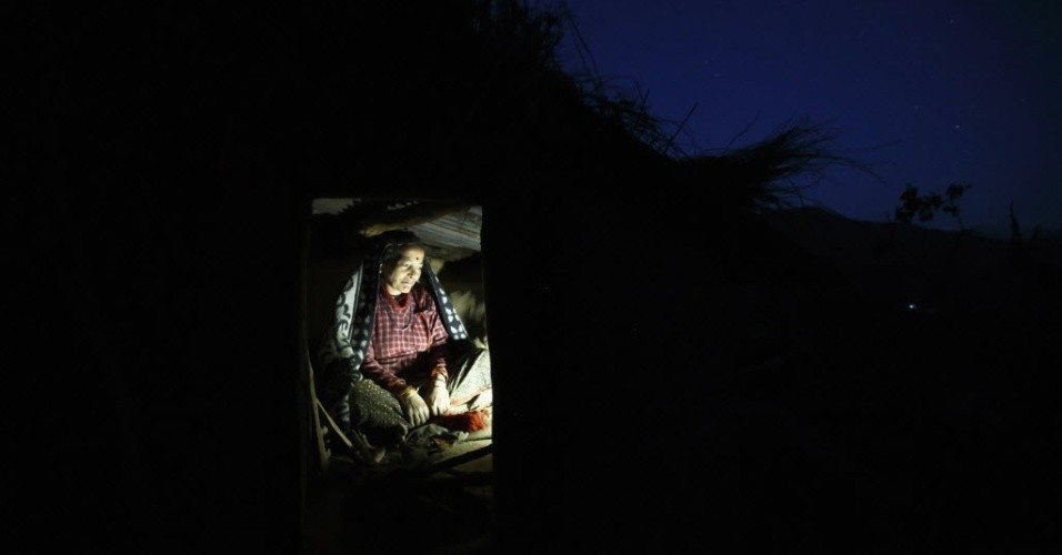 5mar2014---mulher-se-prepara-para-dormir-em-abrigo 5mar2014---mulher-se-prepara-para-dormir-em-abrigo