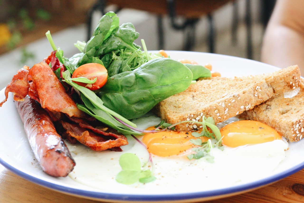 heim-cafe-ovos-salsicha-bacon.jpg