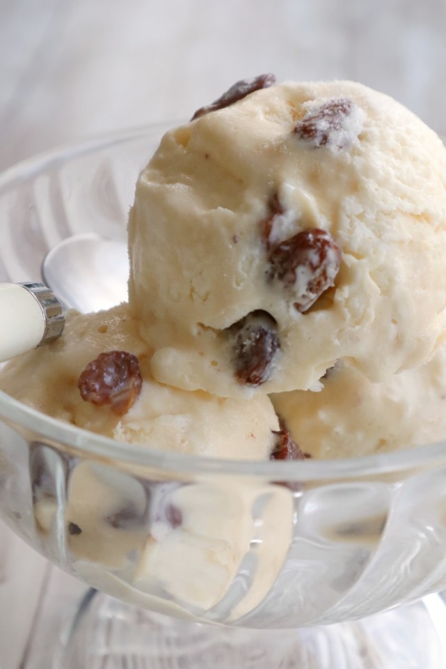 gelado de rum e sultanas (sem ovos)