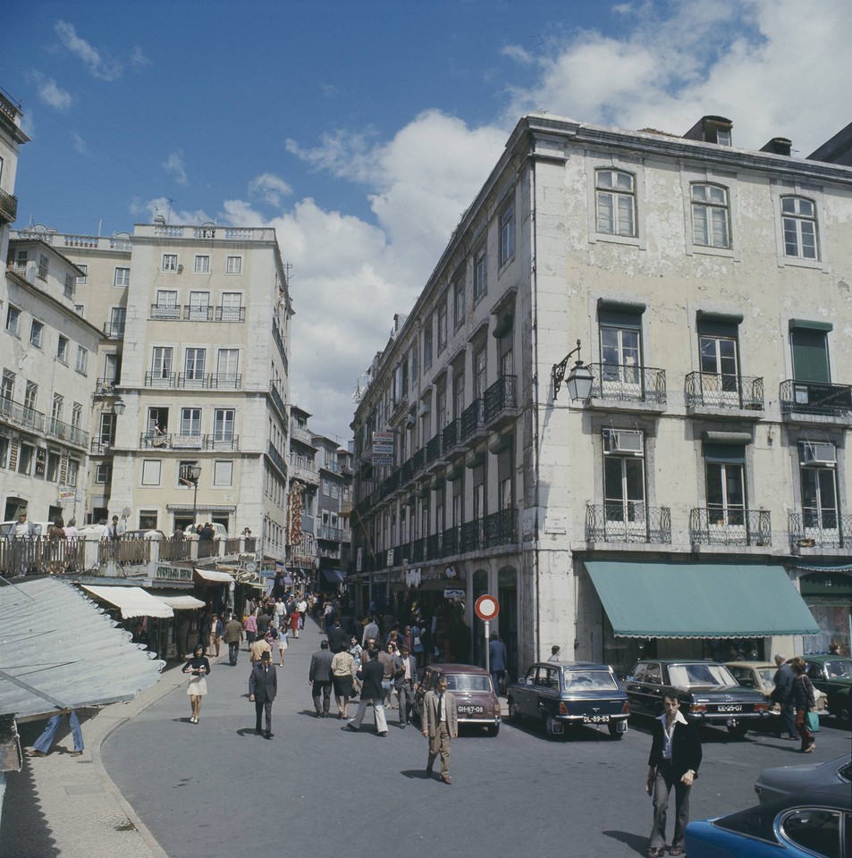 Rua de Barros Queirós com portugueses, Lisboa (A. Pastor, 1973)