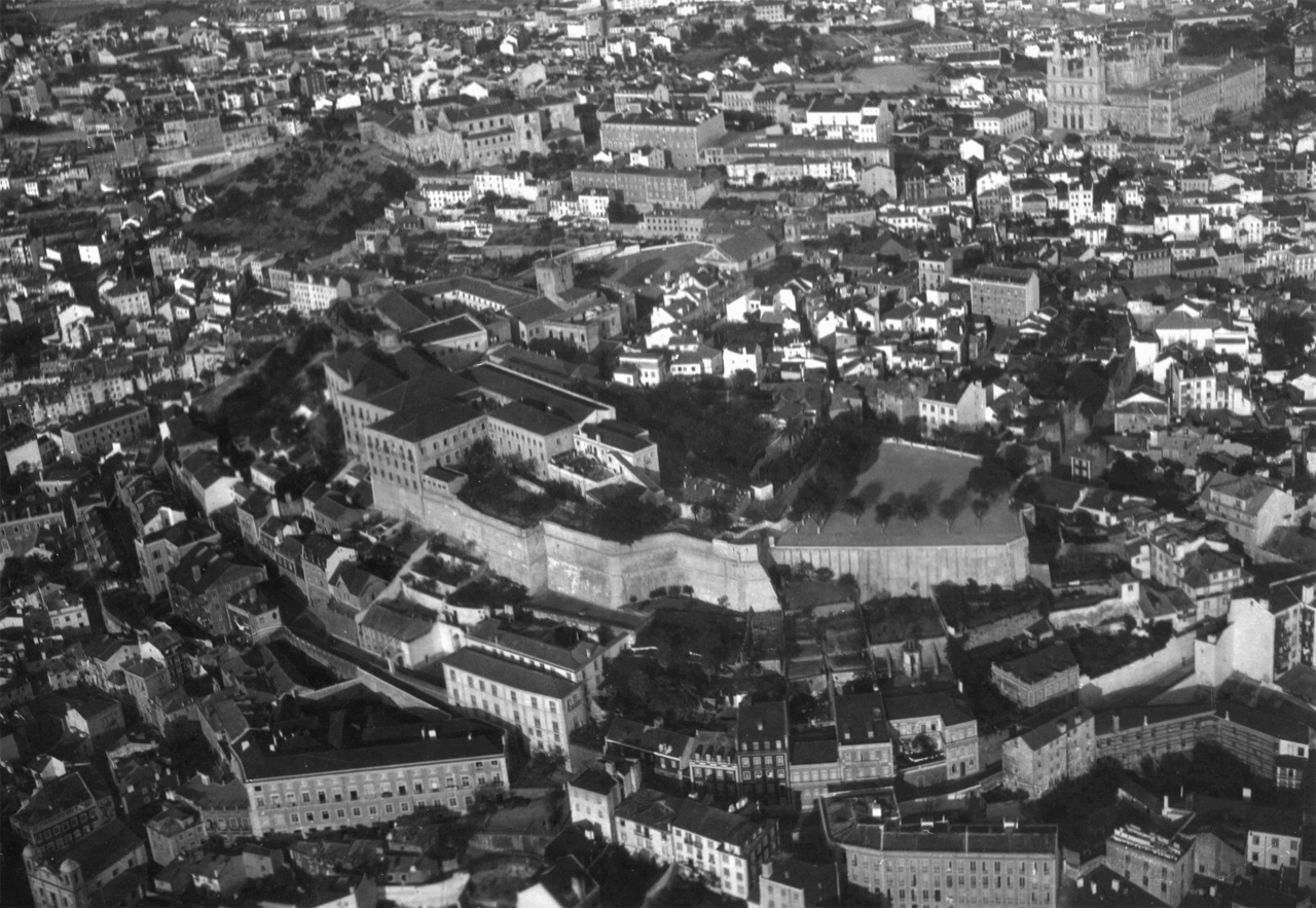 Fotografia aérea sobre a colina do Castelo de Sã Fotografia aérea sobre a colina do Castelo de Sã