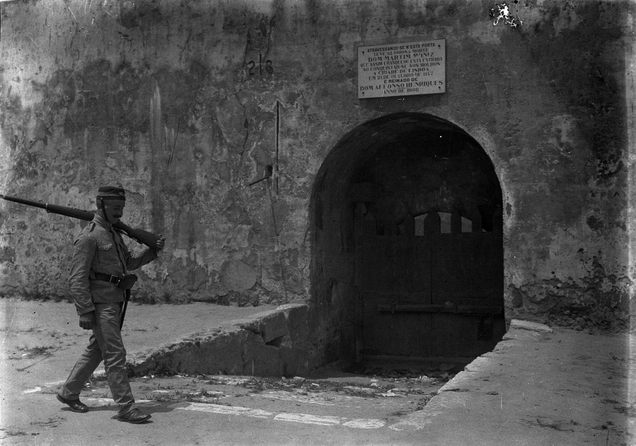 Castelo de São Jorge, fazendo a ronda junto à po