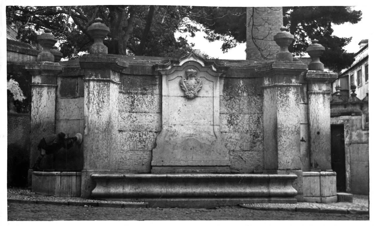 Chafariz da Praça das Flores.jpg Chafariz da Praça das Flores.jpg