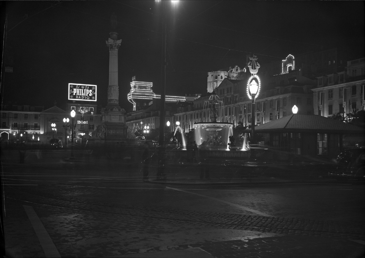 Rossio à noite, Lisboa (H. Novaes, c. 1947)