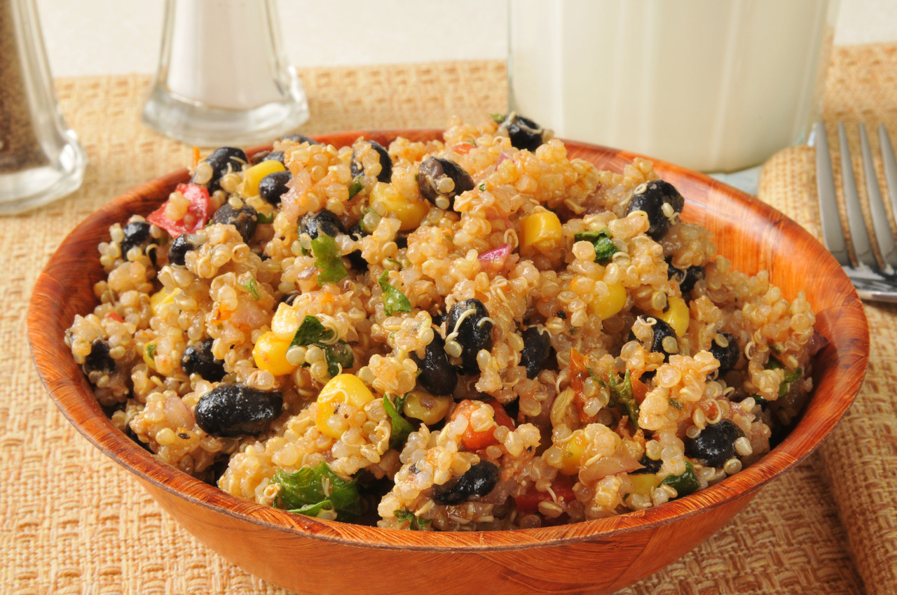 SALADA DE QUINOA E FEIJÃO PRETO .jpg