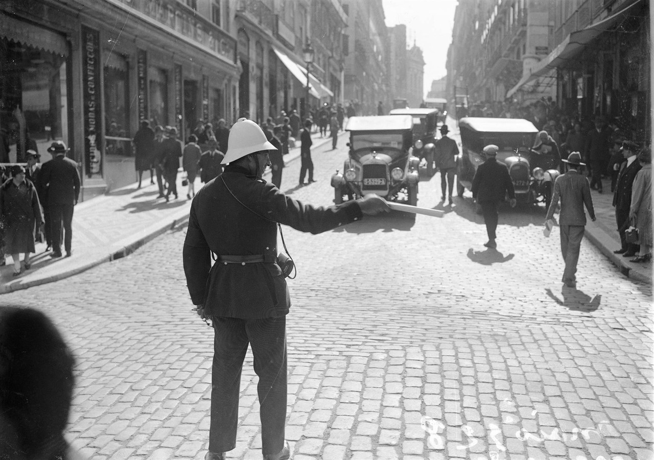 Polícia sinaleiro, na Rua Garrett, Maio de 1928, Polícia sinaleiro, na Rua Garrett, Maio de 1928,