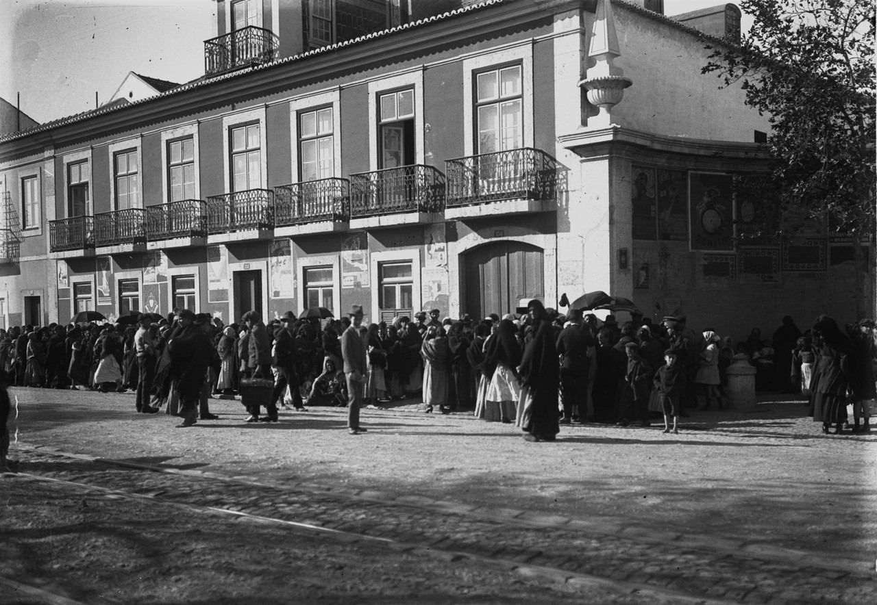 Na Junqueira, as pessoas aguardam a abertura do ar