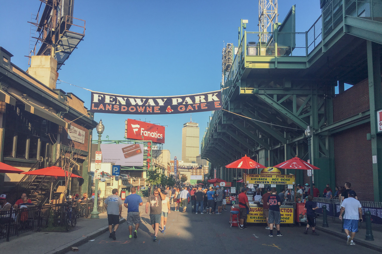 As ruas em redor do Fenway Park enchem-se nos dias de jogo
