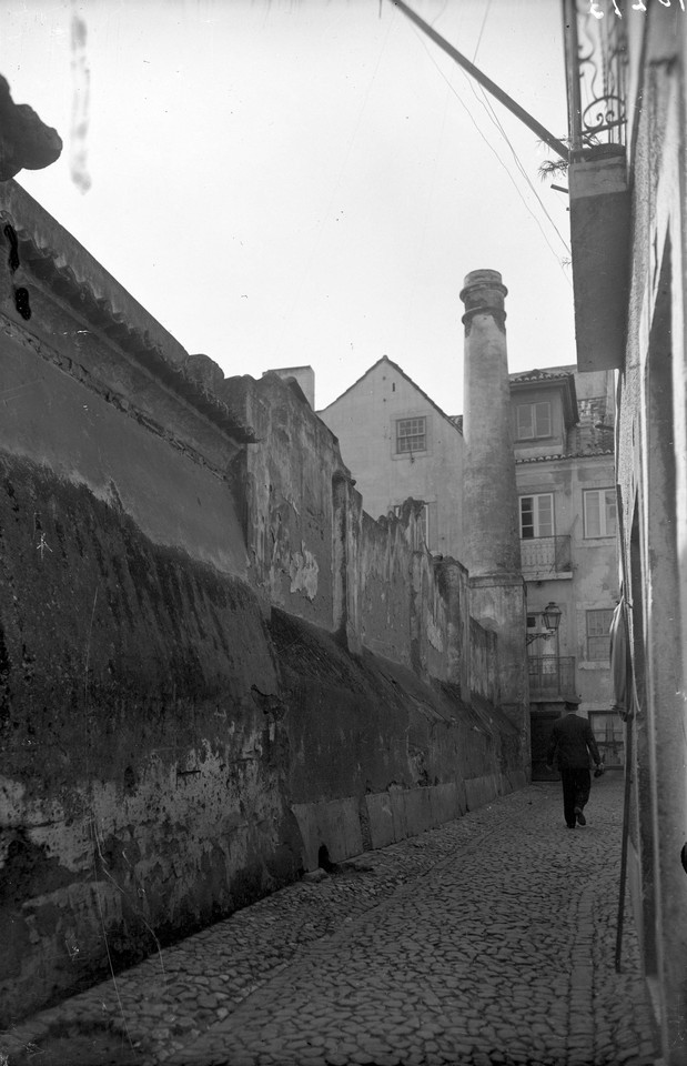 Cerca Fernandina, formando as traseiras da ermida 