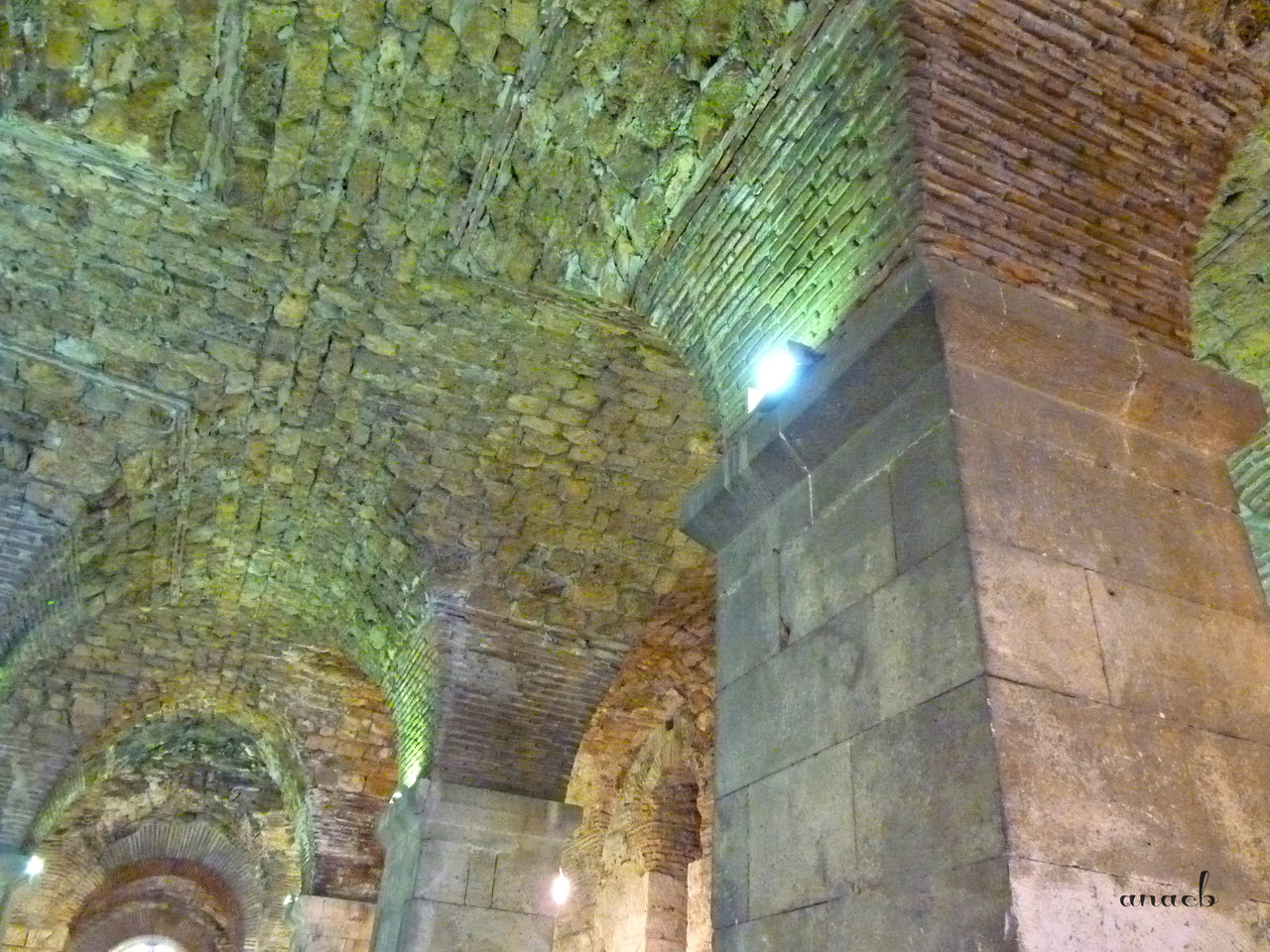 Croácia-Split-Caves do Palácio 2.jpg