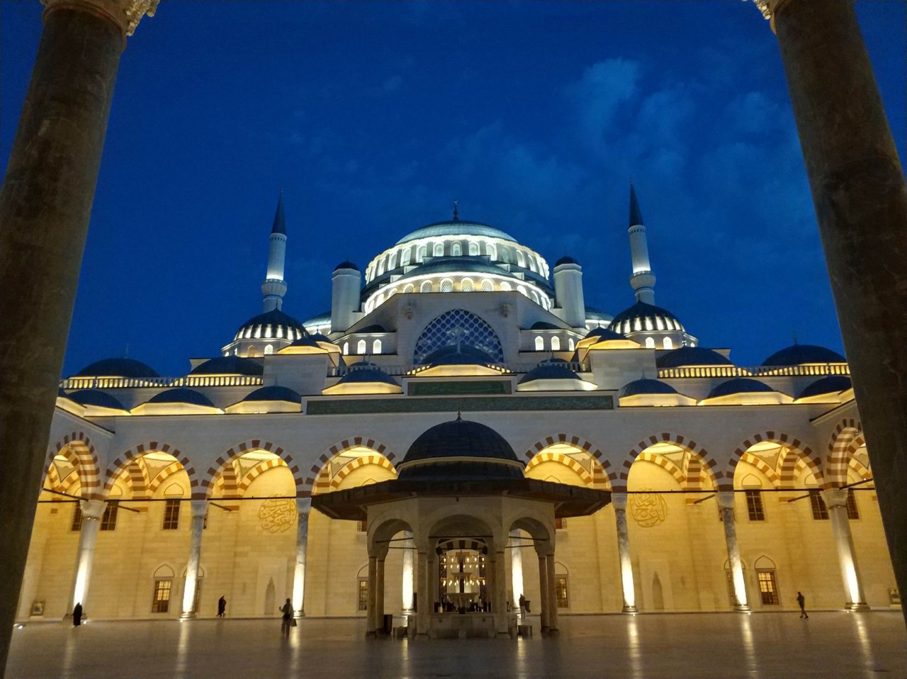Mesquita Çamlıca à noite.jpg