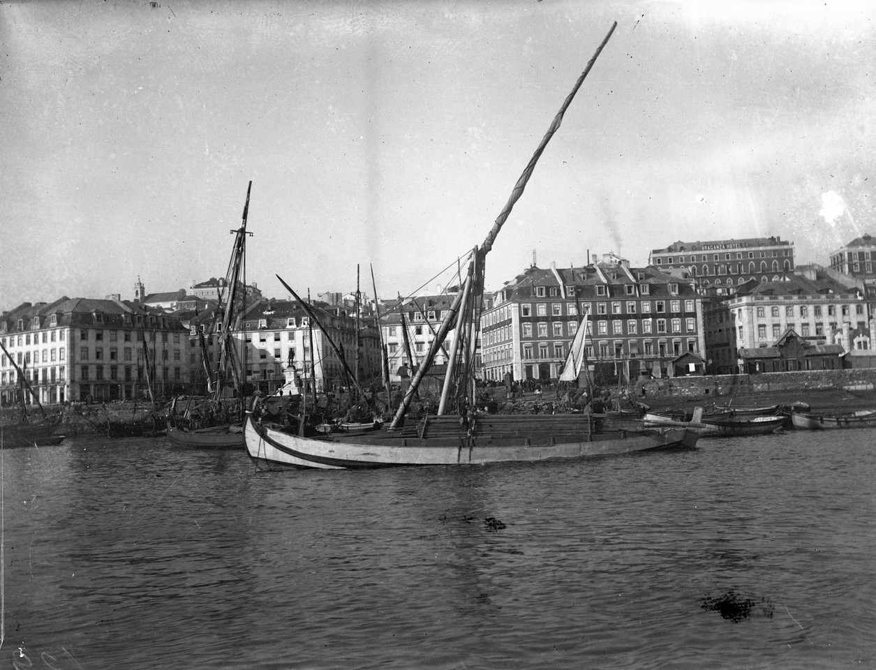 Fragatas no Cais do Sodré, 1892.jpg