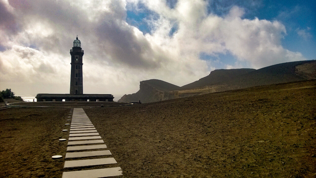 Farol bo Vulcão dos Cpelinhos, ILha do Faial.jpg