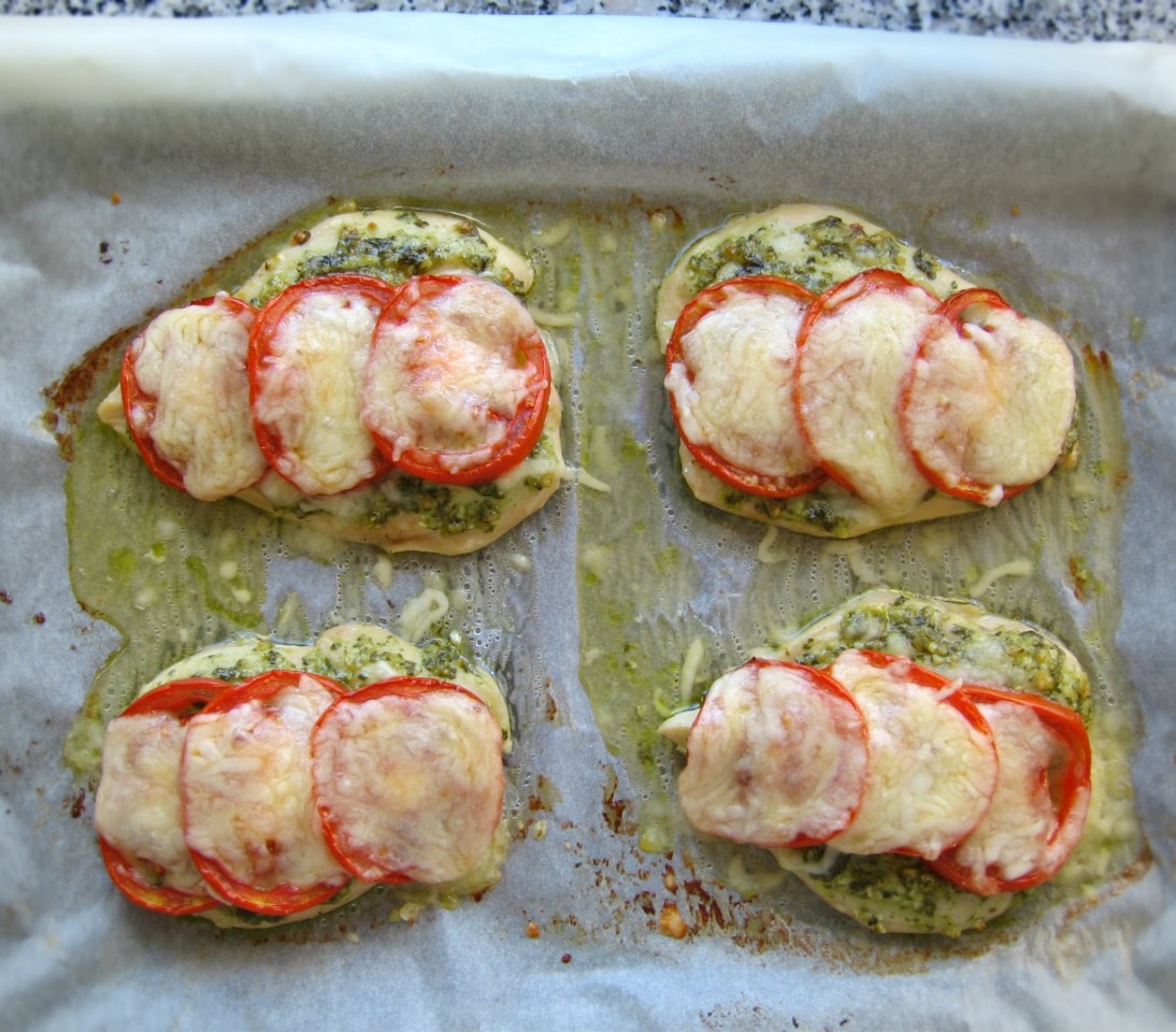 frango com pesto, tomate e mozzarella