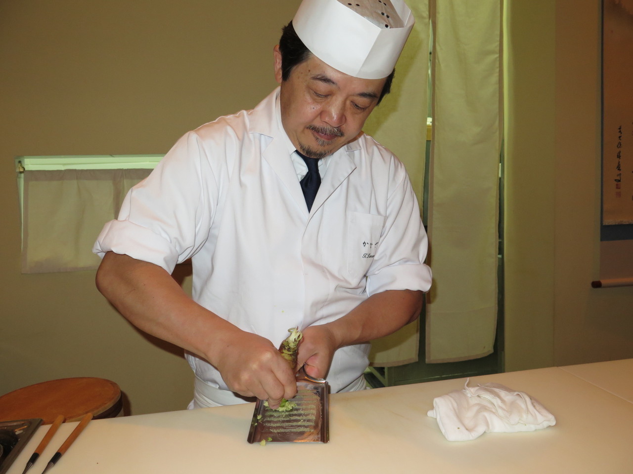 Tomoaki Kanazawa e a raiz da planta Wasabia Japonica