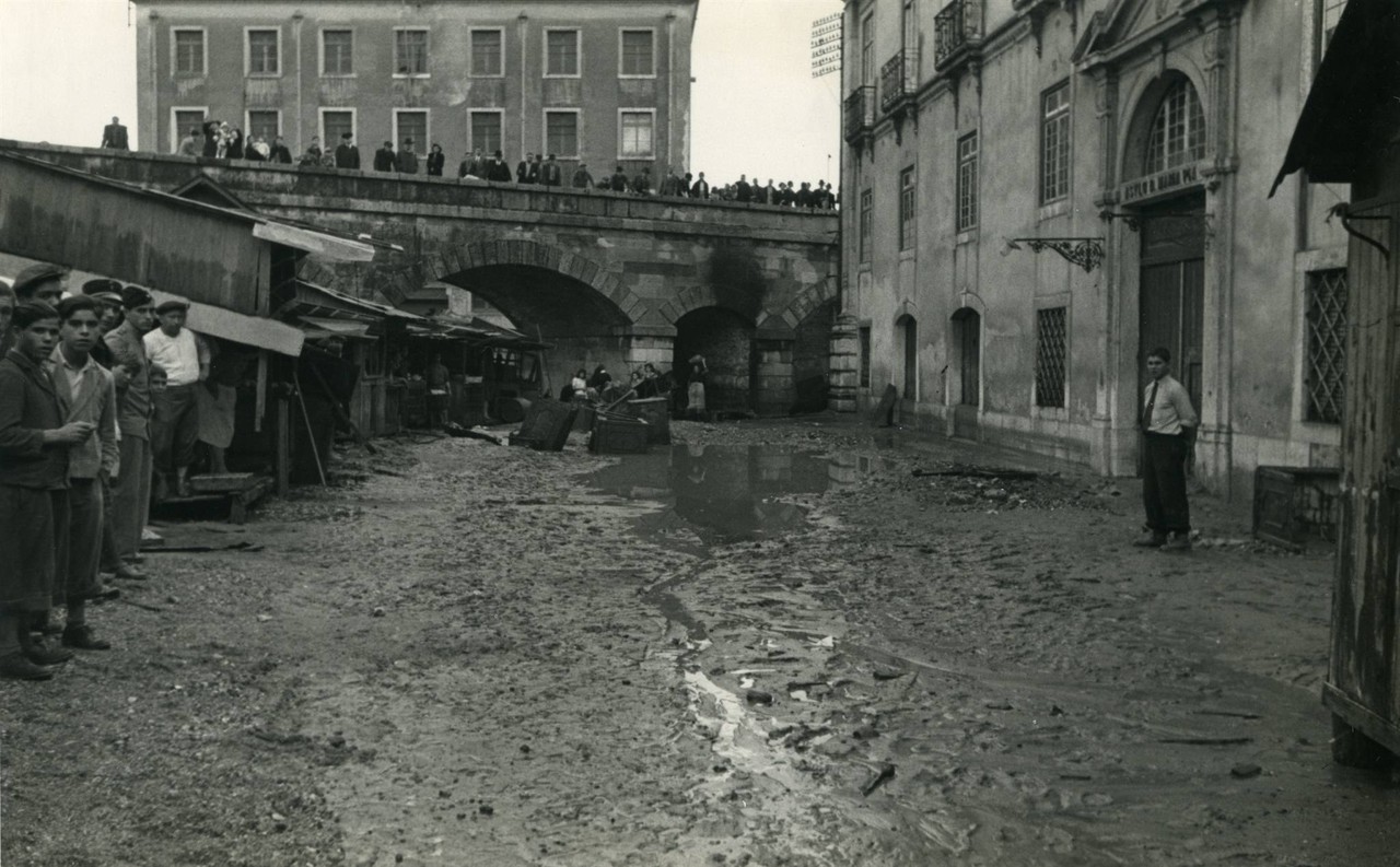 Inundações em Xabregas, Largo do marquês de Nisa (F. da Cunha, 1946)